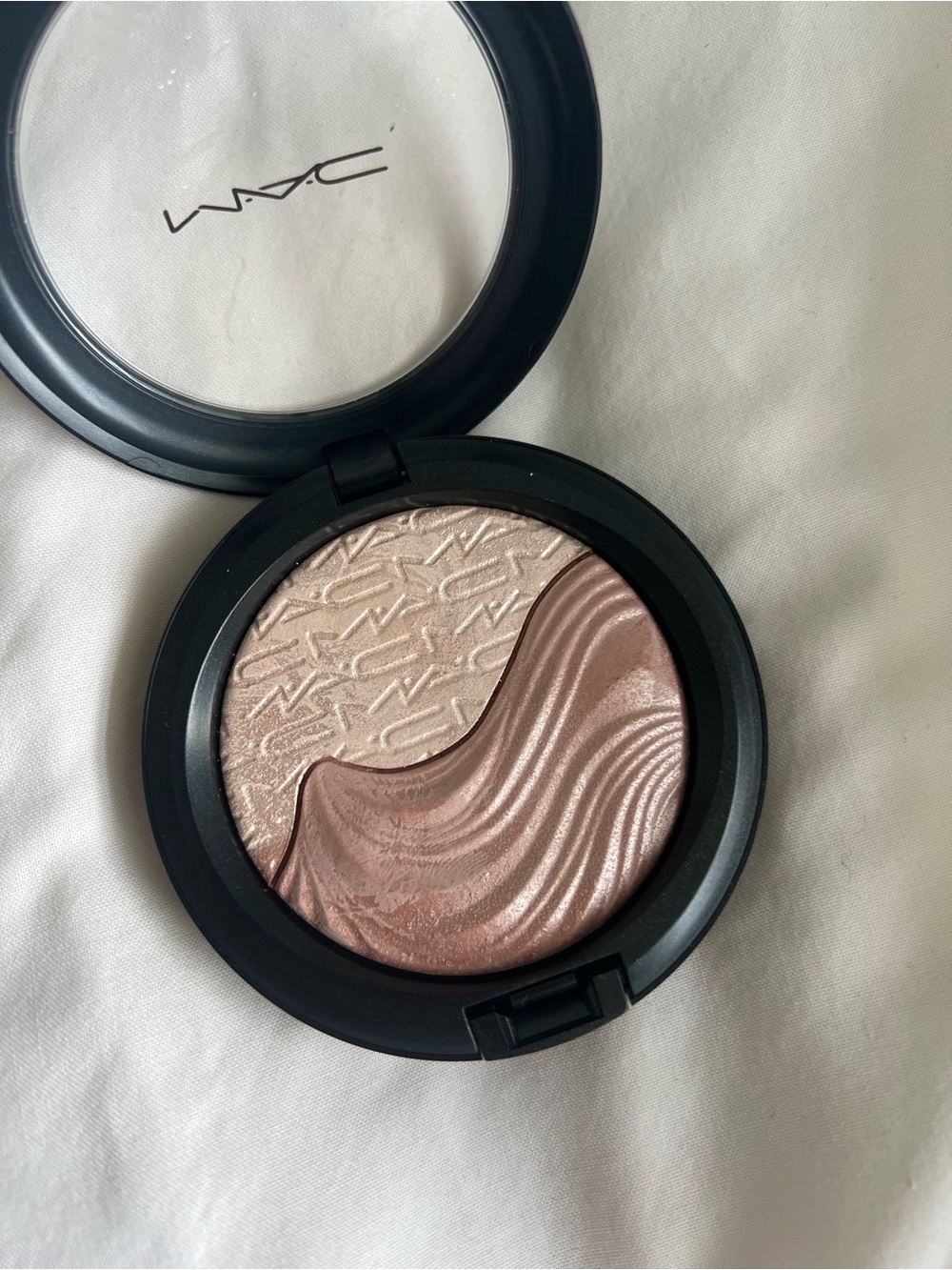 MAC Definitely Defined Highlighter - Picture 3 of 3